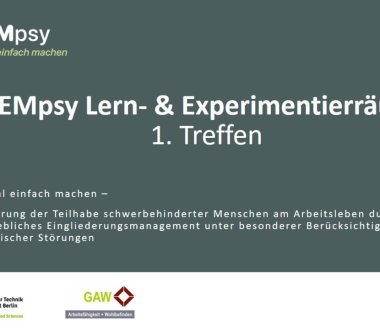 Präsentationsfolie mit weißer Schrift auf grünem Grund. Text: "BEMpsy Lern- & Experimentierräume 1. Treffen. Digital einfach machen - Förderung der Teilhabe schwerbehinderter Menschen am Arbeitsleben durch betriebliches Eingliederungsmanagement unter besonderer Berücksichtigung psychischer Störungen." Am unteren Ende sind die Logos der Hochschule für Wirtschaft und Technik, der gemeinnützigen Gesellschaft für Arbeitsfähigkeit und Wohlbefinden mbH und des Bundesministeriums für Arbeit und Soziales zu sehen. 
