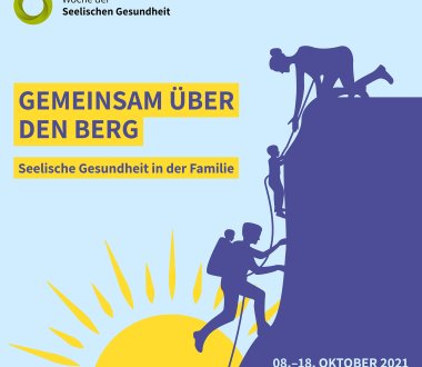 Zwei gezeichnete Erwachsene und ein Kind klettern einen Berg hoch. Daneben steht "Gemeinsam über den Berg. Seelische Gesundheit in der Familie"