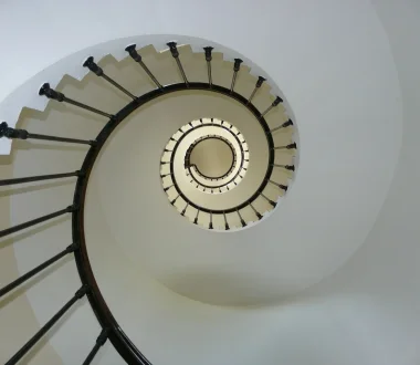 Es ist eine Wendeltreppe von unten in einem Gebäude zu sehen.