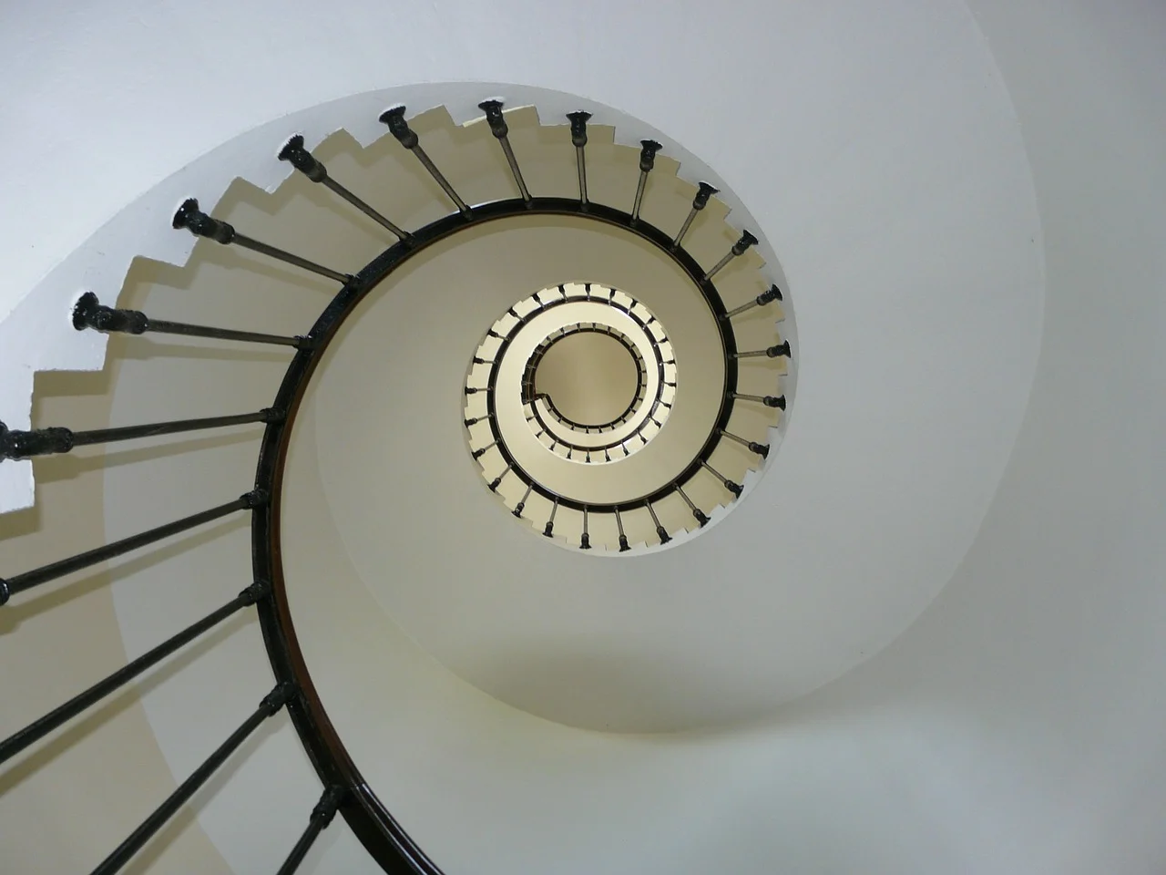 Es ist eine Wendeltreppe von unten in einem Gebäude zu sehen.